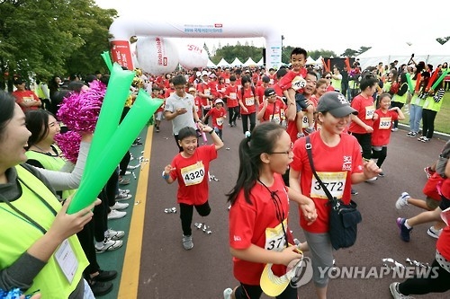 People partcipate in a fund-raising marathon co-hosted by South Korea's key news service Yonhap News Agency and international charity Save the Children, at the Sangam World Cup Park in western Seoul on Oct. 1, 2016. (Yonhap)