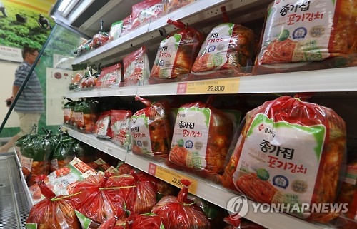 Packs of kimch at a supermarket in Seoul. (Yonhap file photo)