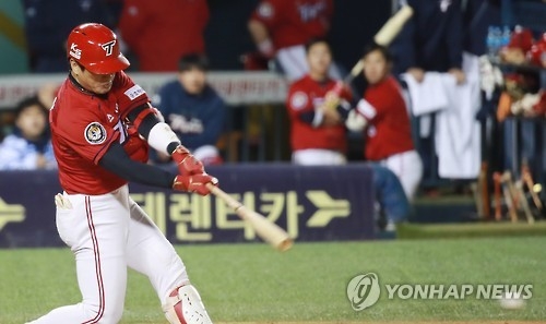 Kim Joo-chan of the Kia Tigers hits an RBI single against the LG Twins during the Korea Baseball Organization's wild card game in Seoul on Oct. 10, 2016. (Yonhap)