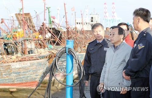 Rep. Lee Jung-hyun (C), the head of the ruling Saenuri Party, visits a port in Incheon, west of Seoul, on Oct. 12, 2016, to discuss countermeasures against Chinese fishing boats illegally operating in South Korean waters. (Yonhap)