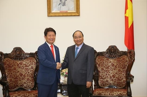 Daegu Mayor Kwon Young-jin (L) shakes hands with Vietnamese Prime Minister Nguyen Xuan Phuc during their meeting in Hanoi on Oct. 12, 2016, in this photo released by the Daegu municipal government. (Yonhap)