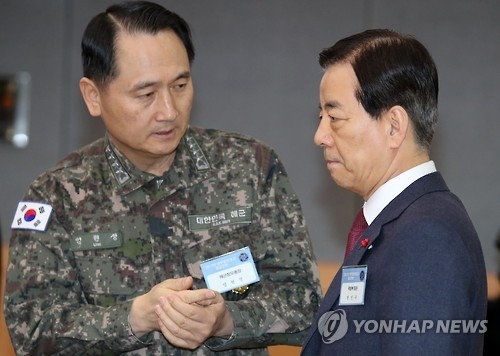 In this photo taken on Jan. 4, 2016, Chief of Naval Operations Adm. Um Hyun-seong (L) talks to Defense Minister Han Min-koo before they attend the New Year policy briefing to Acting President and Prime Minister Hwang Kyo-ahn on defense and security matters at a government complex in Seoul. (Yonhap) 