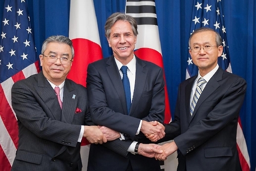 (LEAD) S. Korea, U.S., Japan agree to accelerate efforts to increase pressure on N. Korea