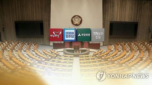 Front-runner Moon widens gap with Ban in polls - 1