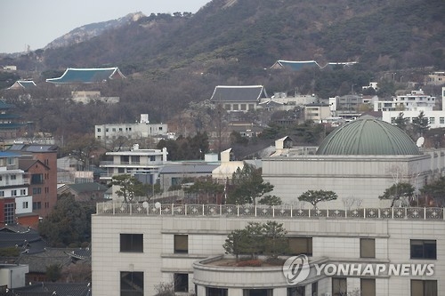 This photo, taken on Jan. 6, 2017, shows the domed roof of the Constitutional Court in Seoul, with the presidential office Cheong Wa Dae in the background. (Yonhap)