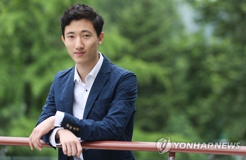 Ballerino Jun Joon-hyuk poses for a photo prior to an interview with Yonhap News Agency in Seoul on July 18, 2016. (Yonhap)