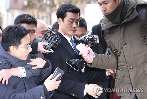(LEAD) Presidential official admits to meeting Choi 'dozens of times'