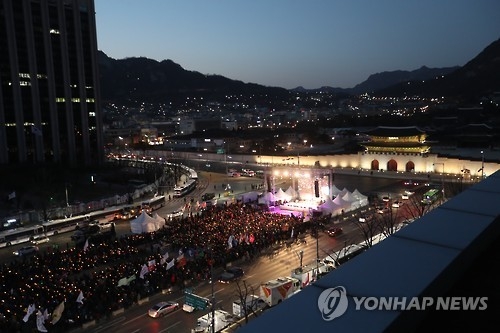 People participate in a rally at Gwanghwamun Square in central Seoul to demand President Park Geun-hye's resignation over a corruption scandal on Jan. 14, 2017. (Yonhap)