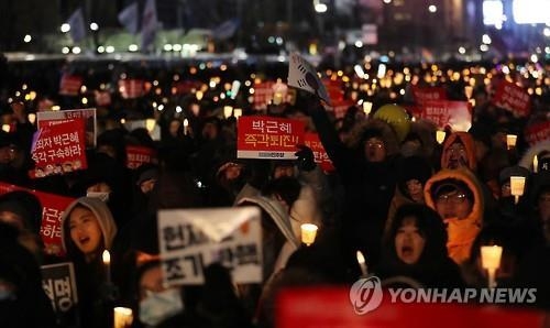 Braving freezing temperatures, demonstrators hold a candlelight rally at Gwanghwamun Square in central Seoul on Jan. 14, 2017, to demand the ouster of President Park Geun-hye, who has been impeached over a nation-rocking corruption scandal. (Yonhap)
