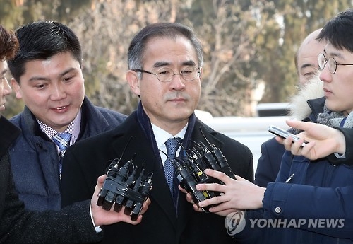 Kim Sang-yule (C) is surrounded by reporters as he arrives at the Constitutional Court in Seoul on Jan. 19, 2017, to testify at President Park Geun-hye's impeachment trial. (Yonhap)
