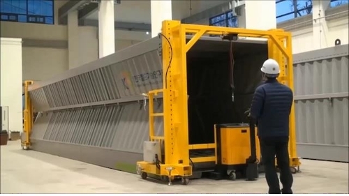 A South Korean worker is seen folding a new foldable container developed by South Korea's state-run Korea Railroad Research Institute. (Photo courtesy of transportation ministry)