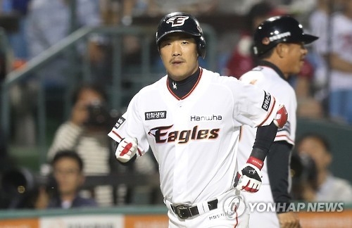 In this file photo taken on Sept. 20, 2016, Jeong Keun-woo of the Hanwha Eagles comes home after hitting a solo home run against the LG Twins in their Korea Baseball Organization game at Hanwha Life Eagles Park in Daejeon. (Yonhap)