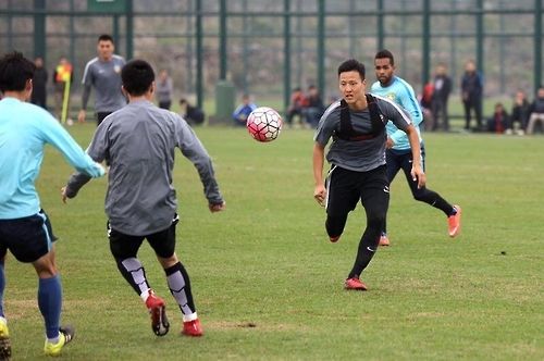 In this photo provided by Kwon Kyung-won on Feb. 2, 2017, Tianjin Quanjian's South Korean midfielder Kwon Kyung-won (R) vies for the ball during a practice match in Catania, Italy. (Yonhap)