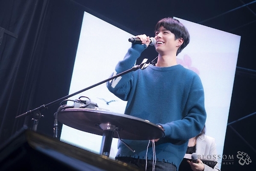 Actor Park Bo-gum greeted by 5,000 fans in Japan