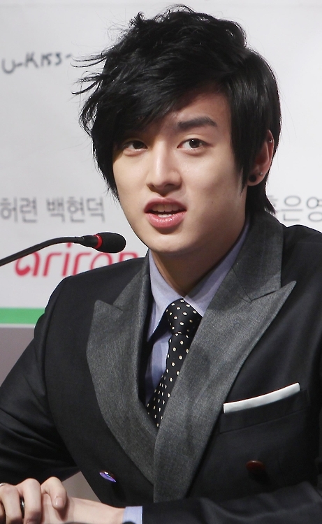 In this file photo, Eli of boy band U-Kiss speaks to reporters at a media event in Seoul to promote a TV program on Feb. 11, 2011. (Yonhap) 