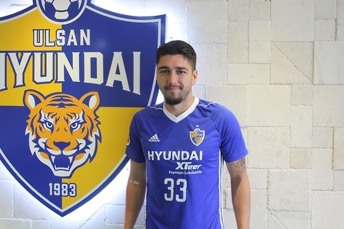 In this photo provided by Ulsan Hyundai FC on Feb. 7, 2017, Australian attacking midfielder Dimitri Petratos poses for a photo after signing a contract with Ulsan. (Yonhap) 