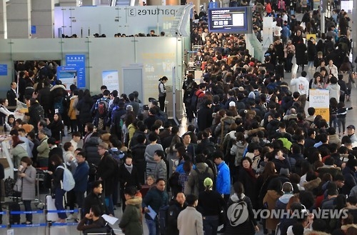 This undated file photo shows crowds of people at Incheon International Airport, west of Seoul. (Yonhap)