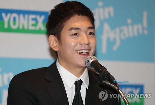 Badminton star Lee Yong-dae to marry his longtime girlfriend