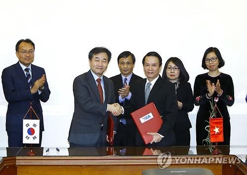 Park No-hwang (2nd from L), president and CEO of Yonhap News Agency, and VNA General Director Nguyen Duc Loi (3rd from R) sign the PyeongChang News Service Network (PNN) membership agreement at the latter's headquarters in Hanoi on Feb. 9, 2017 (VNA-Yonhap)
