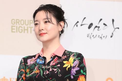 In this file photo, Lee Young-ae of SBS TV's "Saimdang, Memoir of Colors" poses for the camera during a media event held Jan. 24, 2017, at Lotte Hotel in Seoul. (Yonhap)