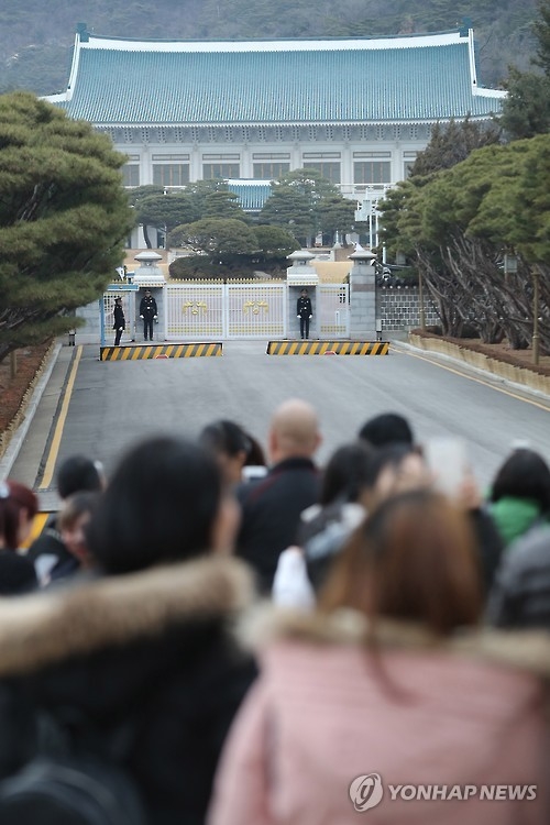 In this file photo taken on Jan. 8, 2017, people look at the gate of the presidential house Cheong Wa Dae. South Korean President Park Geun-hye was impeached by the National Assembly the previous month. The president is said to be staying indoors and preparing for legal proceedings that have started at the Constitutional Court to determine whether or not to permanently unseat her. (Yonhap)