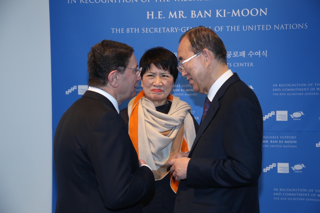 This file photo, provided by the UNWTO ST-EP foundation, shows Dho standing in between UNWTO Secretary-General Taleb Rifai (L) and former U.N. Secretary-General Ban Ki-moon (R) at an awards ceremony in Seoul on March 22, 2017. Ban received an award of gratitude from the UNWTO for his contributions to world peace and the development of tourism. (Yonhap) 