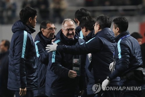 In this file photo, taken on March 28, 2017, South Korean men's national football team head coach Uli Stielike (3rd from L) is congratulated by the national team staff after South Korea beat Syria 1-0 in their 2018 FIFA World Cup Asian qualifier at Seoul World Cup Stadium in Seoul. (Yonhap)