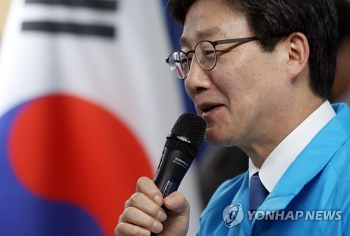Yoo Seong-min, a lawmaker and presidential candidate of the conservative Bareun Party, announces his security-related election pledges at party headquarters in Seoul on April 5, 2017. (Yonhap)