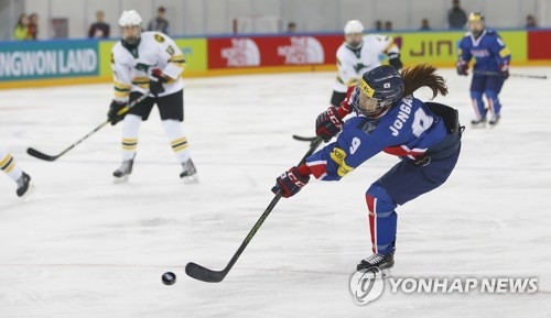 South Korean forward Park Jong-ah fires a shot against Australia at the International Ice Hockey Federation Women's World Championship Division II Group A at Kwandong Hockey Centre in Gangneung, Gangwon Province, on April 5, 2017. (Yonhap)