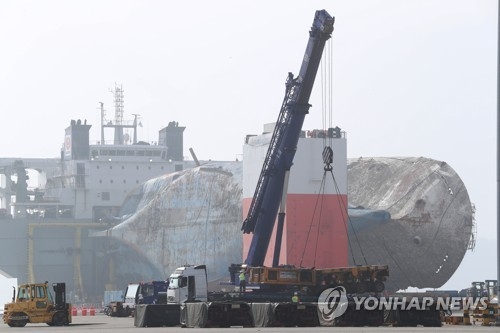 (LEAD) Final stage of testing begins before moving Sewol ferry onto land