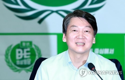 Ahn Cheol-soo, the presidential candidate of the center-left People's Party (Yonhap)