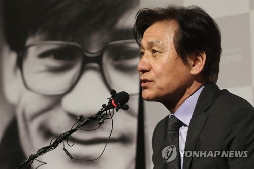 Actor Ahn Sung-ki speaks during a press event in Seoul on April 13, 2017, to promote the Korean Film Archive's special screening of his films to mark his 60th year of acting. (Yonhap)