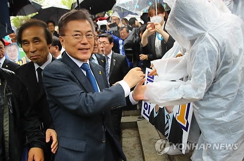 Moon Jae-in, presidential candidate of the liberal Democratic Party, is greeted by citizens of Daegu on April 17, 2017. (Yonhap)