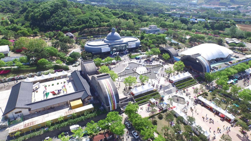 The photo provided by the Korea Ceramic Foundation on April 17, 2017, shows a bird's-eye view of the biennale venue in Gwangju, Gyeonggi Province. (Yonhap)