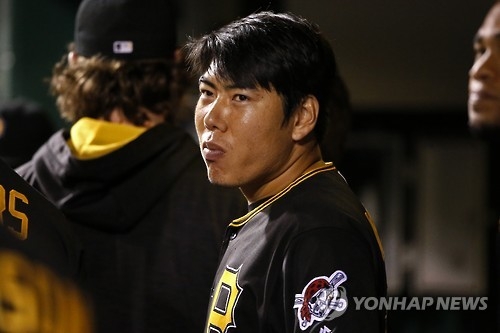 In this Associated Press photo taken on Sept. 26, 2016, Kang Jung-ho of the Pittsburgh Pirates stands in the dugout during a game against the Chicago Cubs at PNC Park in Pittsburgh. (Yonhap)