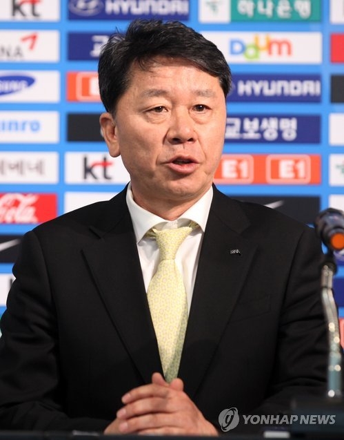 In this file photo taken on Jan. 21, 2014, Jung Hae-sung, then-head of the referees committee at the Korea Football Association, speaks at a press conference in Seoul. Jung was named chief assistant coach to Uli Stielike on the men's national team on April 18, 2017. (Yonhap)