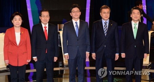 The five leading presidential candidates pose for a photo before the start of their second TV debate broadcast April 19, 2017 by local broadcaster KBS. They are (from L) Rep. Sim Sang-jeung of the Justice Party, Hong Joon-pyo of the Liberty Korea Party, Rep. Yoo Seong-min of the Bareun Party, Moon Jae-in of the Democratic party and Ahn Cheol-soo of the People's Party. (Yonhap)
