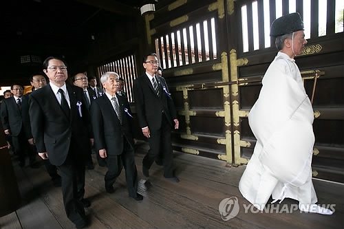 (LEAD) S. Korea expresses disappointment over Japan politicians' visit to shrine