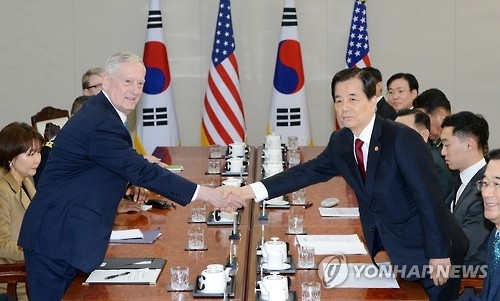 South Korean Defense Minister Han Min-koo (R) shakes hands with his American counterpart Jim Mattis in talks held in Seoul on Feb. 3, 2017. (Yonhap)