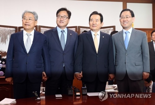 National Assembly Speaker Chung Sye-kyun (2nd from R) and the floor leaders of the ruling Democratic Party, and the minor opposition People's Party and Bareun Party pose for a photo before their talks at the parliament in Seoul on June 12, 2017. (Yonhap)