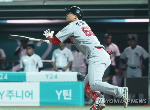 In this file photo taken on May 31, 2017, Han Dong-min of the SK Wyverns watches his three-run home run against the KT Wiz in a Korea Baseball Organization regular season game at KT Wiz Park in Suwon, Gyeonggi Province. (Yonhap)