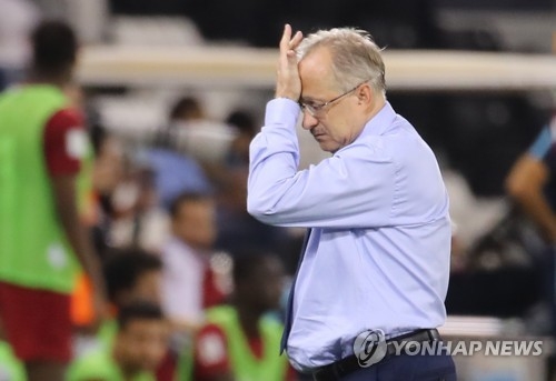 South Korea head coach Uli Stielike leaves the field after losing to Qatar 3-2 in the teams' World Cup qualifying match at Jassim Bin Hamad Stadium in Doha on June 13, 2017. (Yonhap)