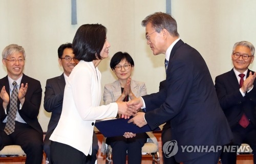 President Moon Jae-in (R) shakes hands with new vice minister for education Lee Sook-jin after presenting her with a letter of appointment in a ceremony held at the presidential office Cheong Wa Dae on June 15, 2017, involving 26 other new vice ministers, vice ministerial officials and their spouses. (Yonhap)