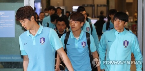 Members of the South Korean men's football team arrive at Incheon International Airport on June 14, 2017, following a 3-2 loss to Qatar in a World Cup qualifying match in Doha. (Yonhap)