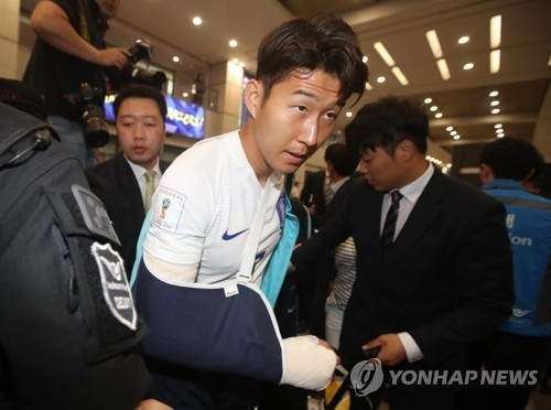South Korean footballer Son Heung-min leaves Incheon International Aiport with a cast on his right arm after the national football team returned home from Doha on June 13, 2017. (Yonhap)