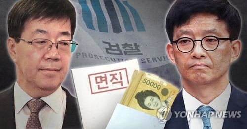 This image, dated June 7, 2017, shows Lee Young-ryeol (L), the former chief of the Seoul Central District Prosecutors' Office, and Ahn Tae-geun, the ex-deputy minister for criminal affairs. (Yonhap) 