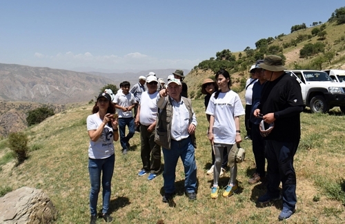 This photo, released by the Korea National Arboretum on June 16, 2017, shows forestry experts from South Korea, Uzbekistan, Kazakhstan, Kyrgyzstan and Tajikistan surveying a site as part of a two-day workshop from June 14 in Tajikistan on a joint project to study fruit trees. (Yonhap) 