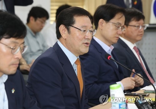 This undated file photo shows Lee Yong-sup (2nd from L), vice chairman of the Presidential Committee on Job Creation, presiding over a meeting in Seoul. (Yonhap) 