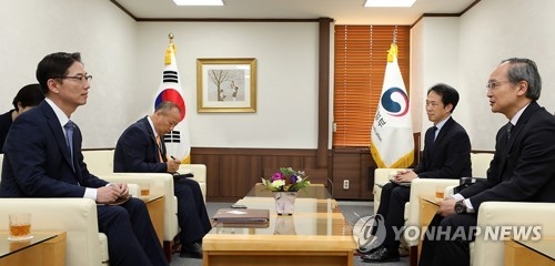 This photo provided by the Ministry of Unification on June 21, 2017, shows Vice Unification Minister Chun Hae-sung (L) and Japanese Ambassador to Seoul Yasumasa Nagamine (R). (Yonhap)