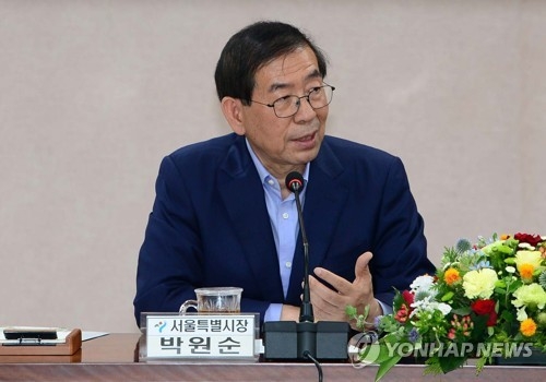 Seoul Mayor Park Won-soon speaks before signing a friendly exchange agreement with the county of Hongseong in South Chungcheong Province on June 22, 2017. (Yonhap)
